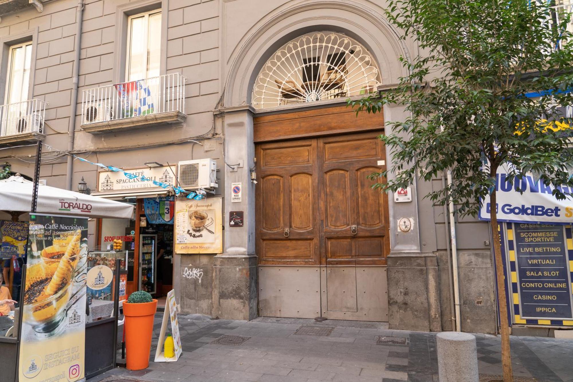 Il Duomo A Due Passi Apartment Наполи Екстериор снимка